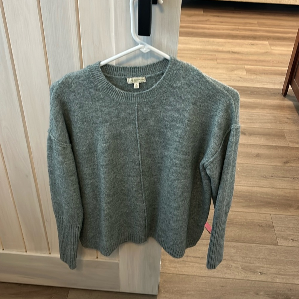 Legendary outfitters light blue / gray sweater